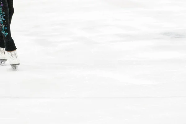 Blick Auf Eiskunstlauffüße Beim Eiskunstlauf Training — Stockfoto
