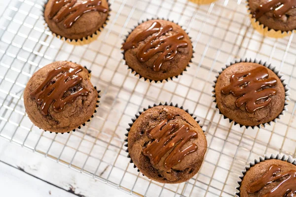 Drizzling Choklad Ganache Ovanpå Baka Choklad Hallon Muffins — Stockfoto
