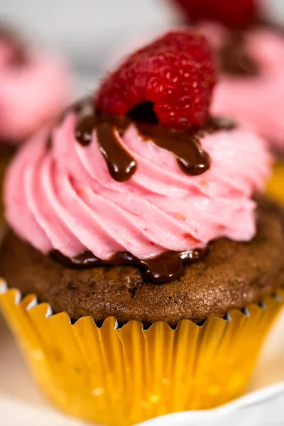 Cupcakes Gourmands Framboise Chocolat Arrosés Ganache Chocolat Garnis Une Framboise — Photo