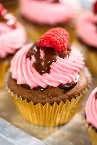 Cupcakes Gourmands Framboise Chocolat Arrosés Ganache Chocolat Garnis Une Framboise — Photo