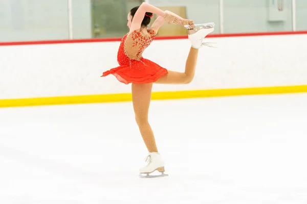 Adolescente Praticando Patinação Artística Uma Pista Patinação Gelo Interior — Fotografia de Stock