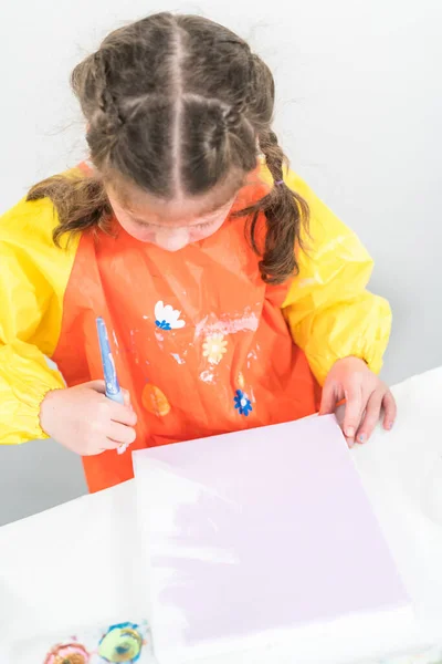 Маленька Дівчинка Працює Над Арт Проектом Акриловою Фарбою Вдома — стокове фото