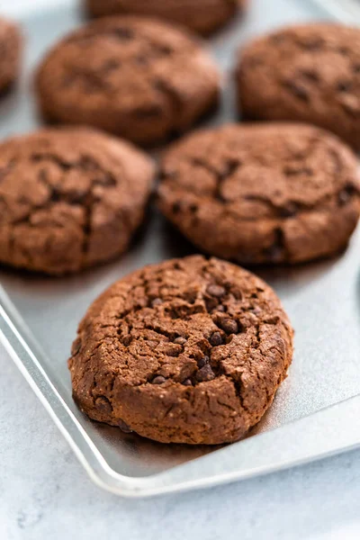 Prăjituri Ciocolată Dublă Proaspăt Coapte Foaie Copt — Fotografie, imagine de stoc
