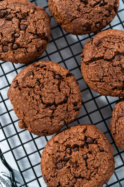 Vers Gebakken Koekjes Met Dubbele Chocoladechip Een Koelrek — Stockfoto