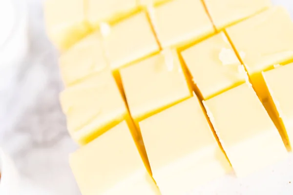 Niesolone Paluszki Masła Pokrojone Kostkę Przygotowywania Włoskiego Lukru — Zdjęcie stockowe