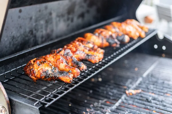 Grillowanie Grill Kurczaka Perkusja Zewnątrz Grill Gazowy — Zdjęcie stockowe