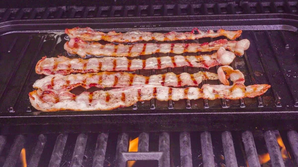 Cuisson Des Pointes Bacon Sur Barbecue Gaz Extérieur — Photo