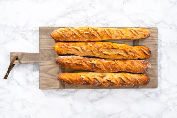 平置きだ 焼きたての小さなフランスのバゲットパン — ストック写真
