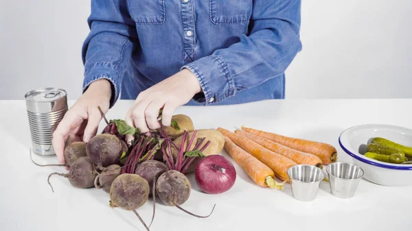 Adım adım. Ağacın üstünde salata hazırlamak için gerekli malzemeler..