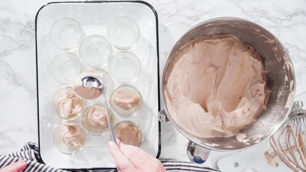 平置きだ 一歩ずつ 自家製チョコレートアイスクリームをガラス瓶にすくう — ストック写真