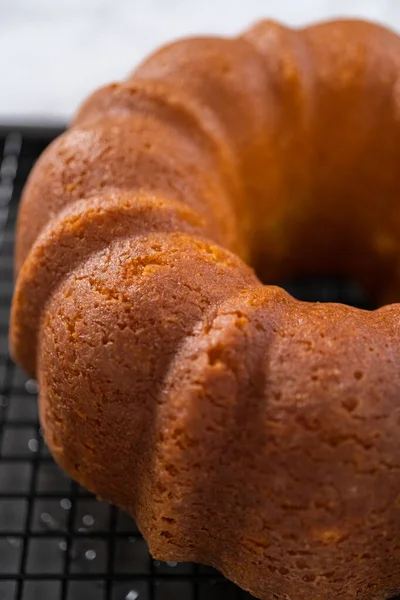 Mutfak rafında soğumuş limonlu kek..