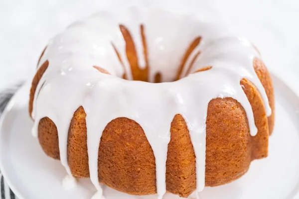 Citroen Bundt Cake Geglazuurd Met Wit Glazuur Een Taart Staan — Stockfoto