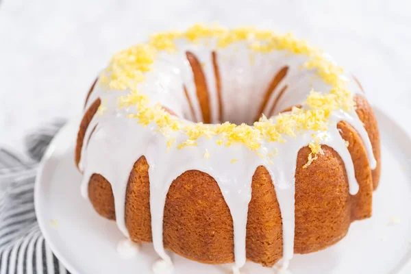 Citroen Bundt Cake Versierd Met Citroen Schil Een Taart Stand — Stockfoto