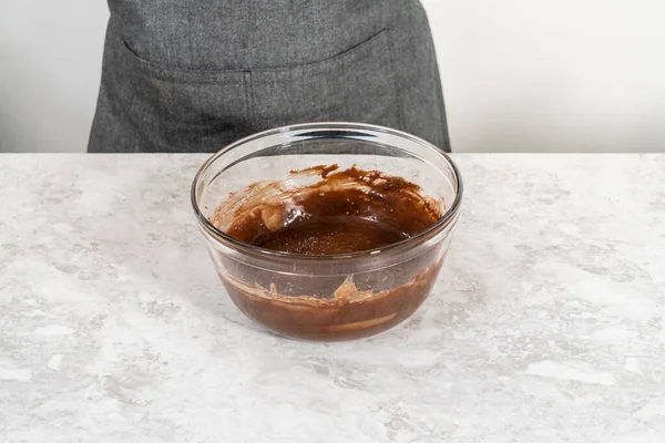 Bardaktaki malzemeleri karıştırıyorum. Kek pişirmek için karıştırıyorum..