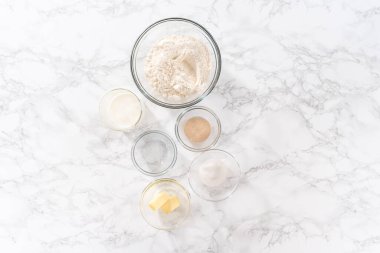 Düz yatıyordu. Akşam yemeği hazırlamak için cam karıştırma kabında ölçülmüş malzemeler..