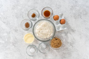 Düz yatıyordu. Eggnog çörekleri pişirmek için cam karışımında ölçülmüş malzemeler..