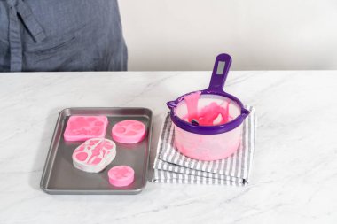 Çikolata soslu krakerleri süslemek için deniz şeklinde çikolata yapıyorum..