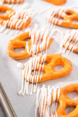 Çikolata soslu krakerlerin üzerine erimiş çikolata serpiştirmek..