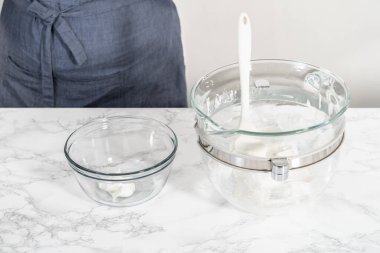 Paskalya pastası pişirmek için kremaya sarı gıda boyası karıştırıyorum..