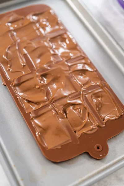 Enchendo Molde Silicone Chocolate Com Chocolate Escuro Derretido Para Preparar — Fotografia de Stock