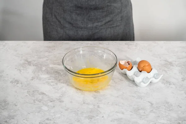 Eggnog Çörekleri Pişirmek Için Cam Karışımında Ölçülmüş Malzemeler — Stok fotoğraf