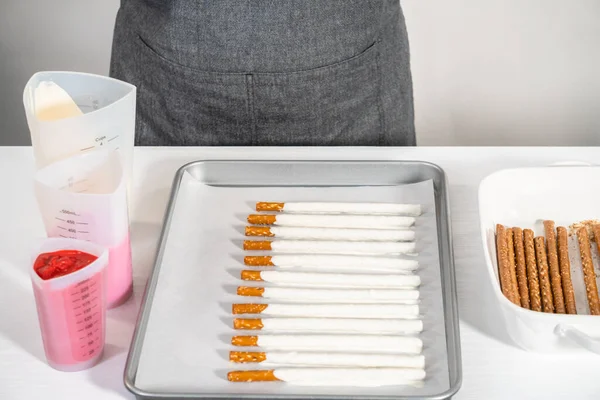 Çubuk krakerleri eritip silikon bardağa koymak. Çikolata kaplı çubuk çubuklar yapmak için. Sevgililer Günü için..