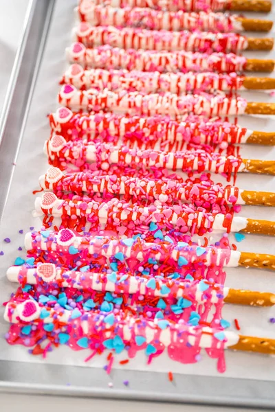 Drizzling Melted Chocolate Chocolate Dipped Pretzels Rods Decorating Sprinkles Make — Stock Photo, Image