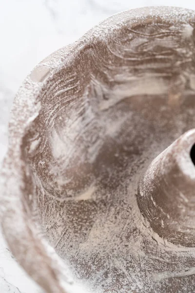 Greasing Metal Bundt Cake Pan Bake Eggnog Bundt Cake — Stock Photo, Image