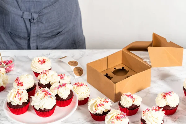 Balení Čerstvě Upečené Červené Sametové Cupcakes Bílou Čokoládou Ganache Polevou — Stock fotografie
