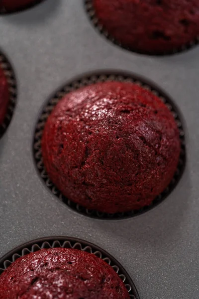 Chlazení Čerstvě Upečený Červený Samet Cupcakes Kuchyňské Lince — Stock fotografie