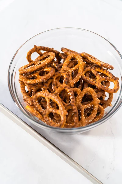 Dipping Pretzels Twists Melted Chocolate Make Chocolate Covered Pretzel Twists — Stock Photo, Image