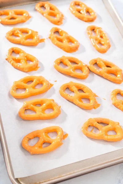 Tremper Des Bretzels Dans Chocolat Fondu Pour Faire Des Bretzels — Photo