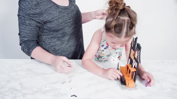 Petite Fille Mère Travaillent Sur Projet Artisanal Halloween — Video