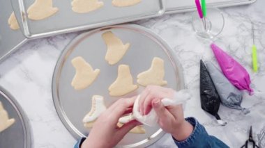 Buzlu buz pateni şekilli şeker kurabiyeleri ve kraliyet kreması..