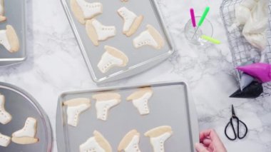 Buzlu buz pateni şekilli şeker kurabiyeleri ve kraliyet kreması..