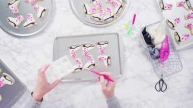 Buzlu buz pateni şekilli şeker kurabiyeleri ve kraliyet kreması..