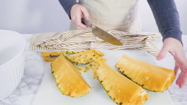 Czyszczenie Krojenie Ananasa Małe Kawałki — Wideo stockowe