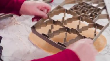 Şekerli kurabiye hamurundan Noel kurabiyeleriyle şekiller kesiyorum..