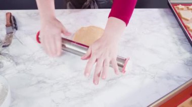 Şekerli kurabiye hamurundan Noel kurabiyeleriyle şekiller kesiyorum..