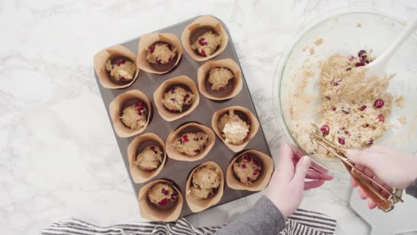 Ramasser Pâte Dans Des Doublures Muffins Tulipes Avec Une Cuillère — Video