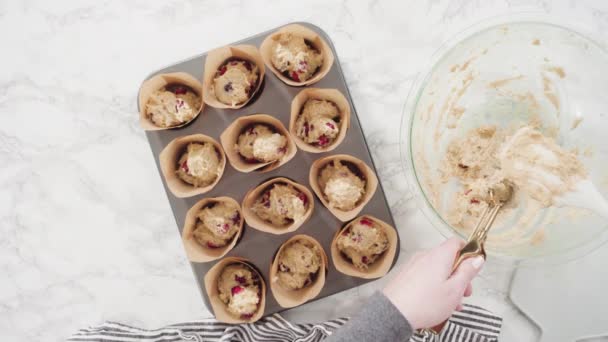 Σκάλισμα Ζύμης Τουλίπες Muffin Χιτώνια Μίγμα Σέσουλα Για Ψήνουν Cranberry — Αρχείο Βίντεο