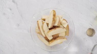 Fırında pişirmek için patates dilimleri hazırlıyorum..