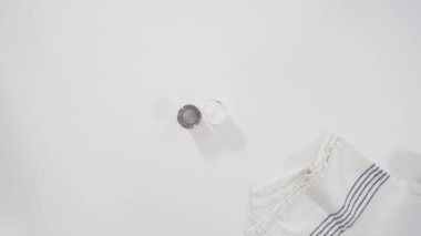 Cinnabon ekmeği pişirme işlemi. İçindekiler beyaz mutfak tezgahında..