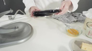 Cinnabon ekmeği pişirme işlemi. İçindekiler beyaz mutfak tezgahında..
