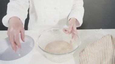 Cinnabon ekmeği pişirme işlemi. İçindekiler beyaz mutfak tezgahında..