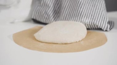 Cinnabon ekmeği pişirme işlemi. İçindekiler beyaz mutfak tezgahında..