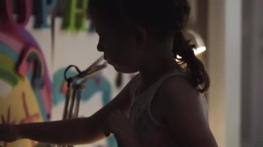 E-öğrenim okulunda okuyan küçük bir kız..