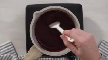 Adım adım. Düz yatıyordu. Çikolatalı kekle çikolatalı keki karıştırmak için karışımı karıştırıyorum..