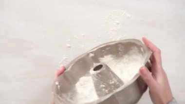 Bitkisel kısaltmalı yağlı kek tavası ve Funfettti Bundt keki pişirmek için un..