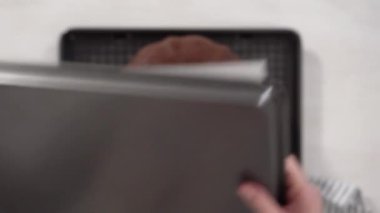 Taze yaban mersinli ve beyaz şekerli biberiyeli çikolatalı kek pişiriyorum..